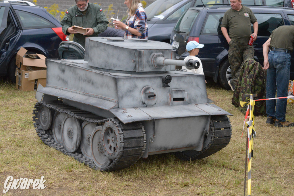 Tarnogórski Piknik Militarny z czołgiem Twardy