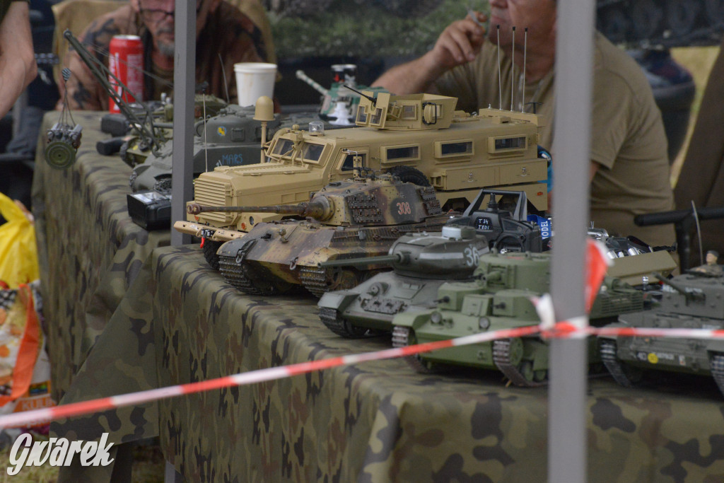 Tarnogórski Piknik Militarny z czołgiem Twardy