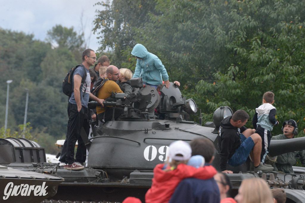 Tarnogórski Piknik Militarny z czołgiem Twardy