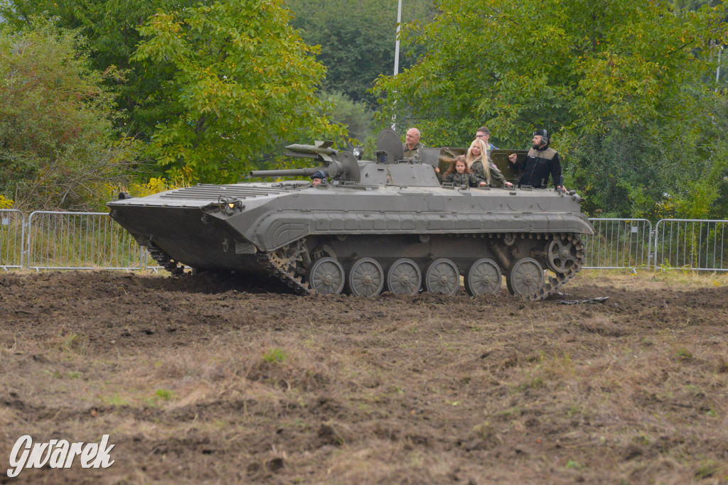 Tarnogórski Piknik Militarny z czołgiem Twardy