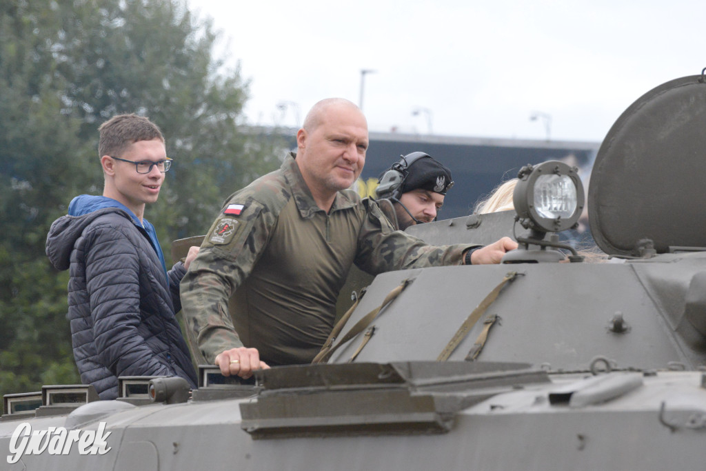 Tarnogórski Piknik Militarny z czołgiem Twardy