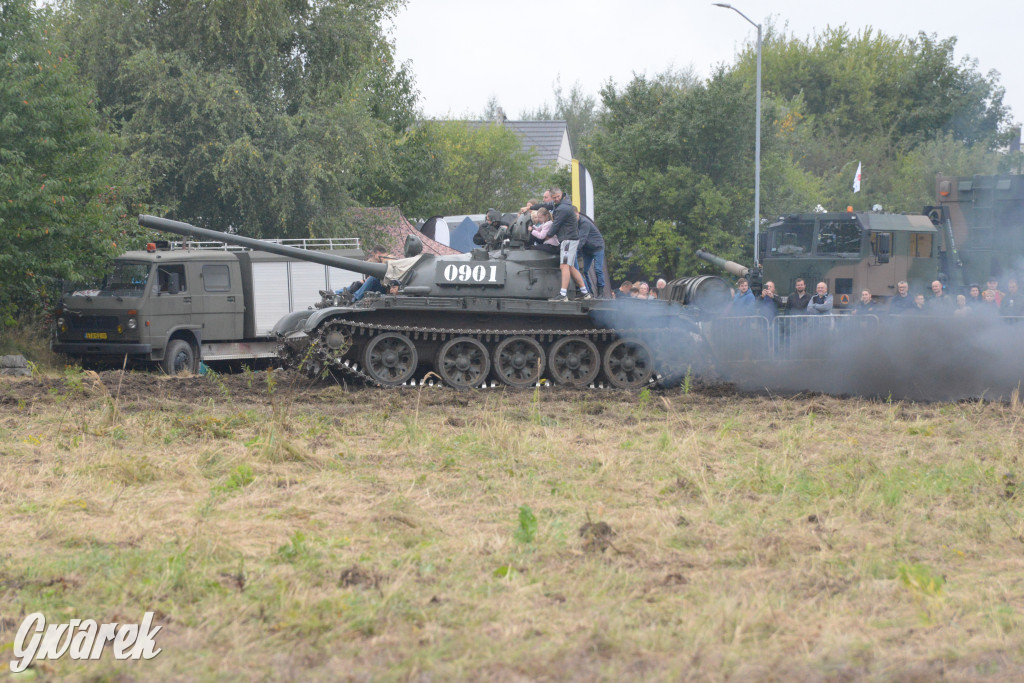 Tarnogórski Piknik Militarny z czołgiem Twardy