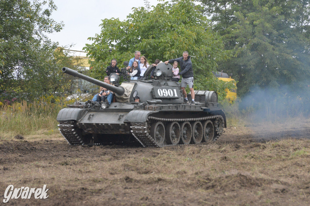 Tarnogórski Piknik Militarny z czołgiem Twardy