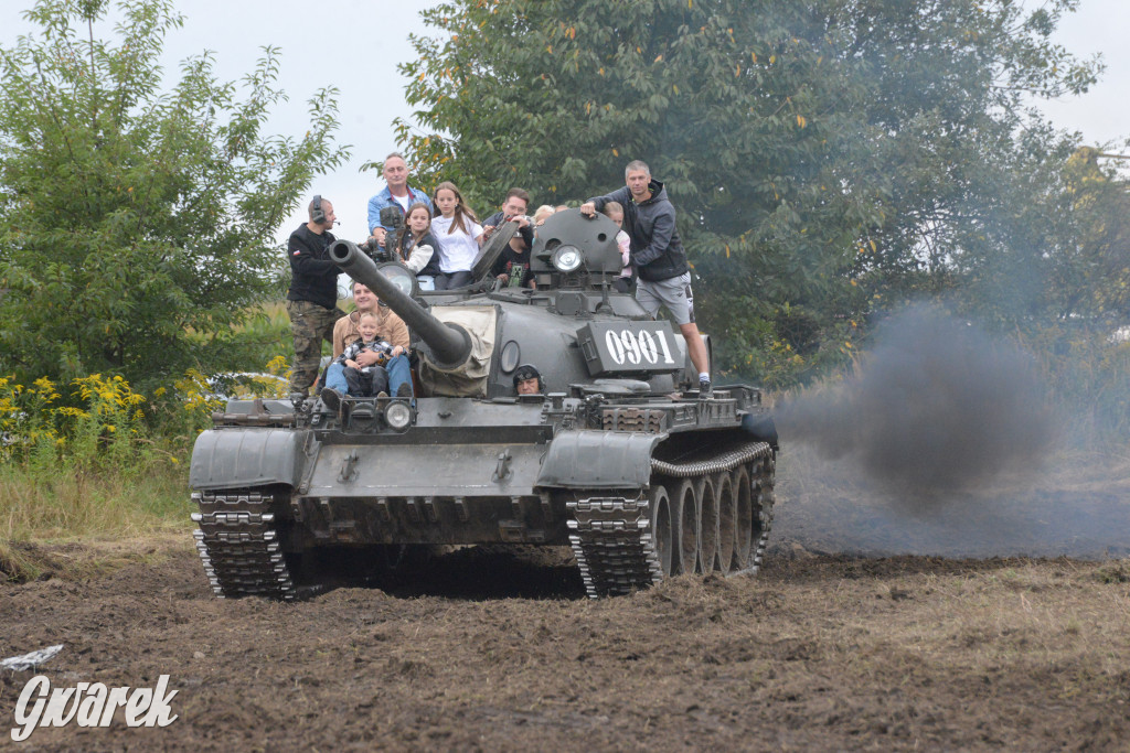 Tarnogórski Piknik Militarny z czołgiem Twardy