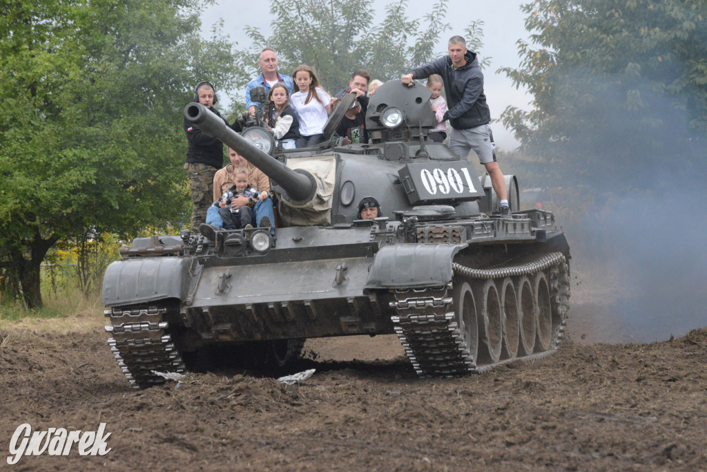 Tarnogórski Piknik Militarny z czołgiem Twardy