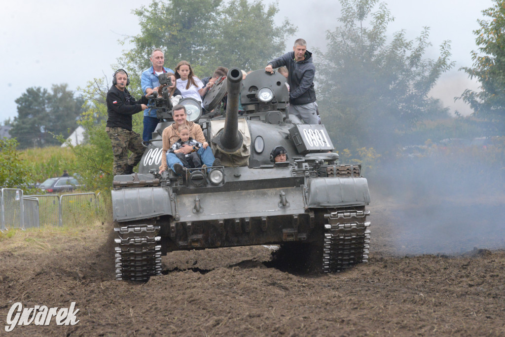 Tarnogórski Piknik Militarny z czołgiem Twardy