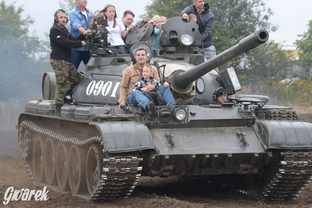 Tarnogórski Piknik Militarny z czołgiem Twardy