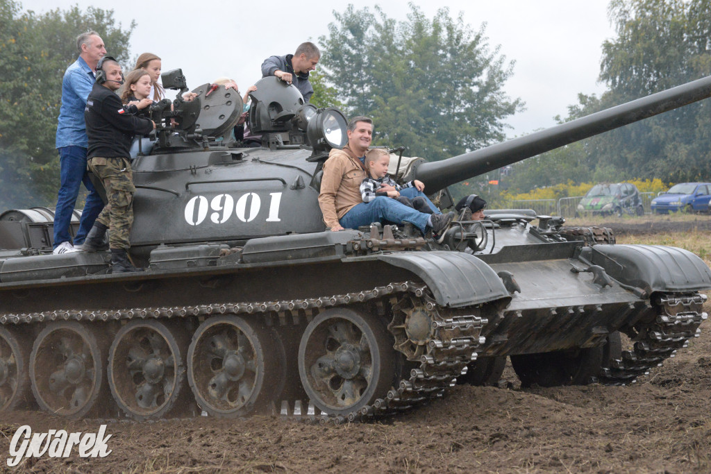 Tarnogórski Piknik Militarny z czołgiem Twardy