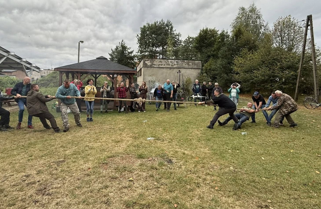 Pniowiec. Zebrali w lesie cztery kontenery śmieci