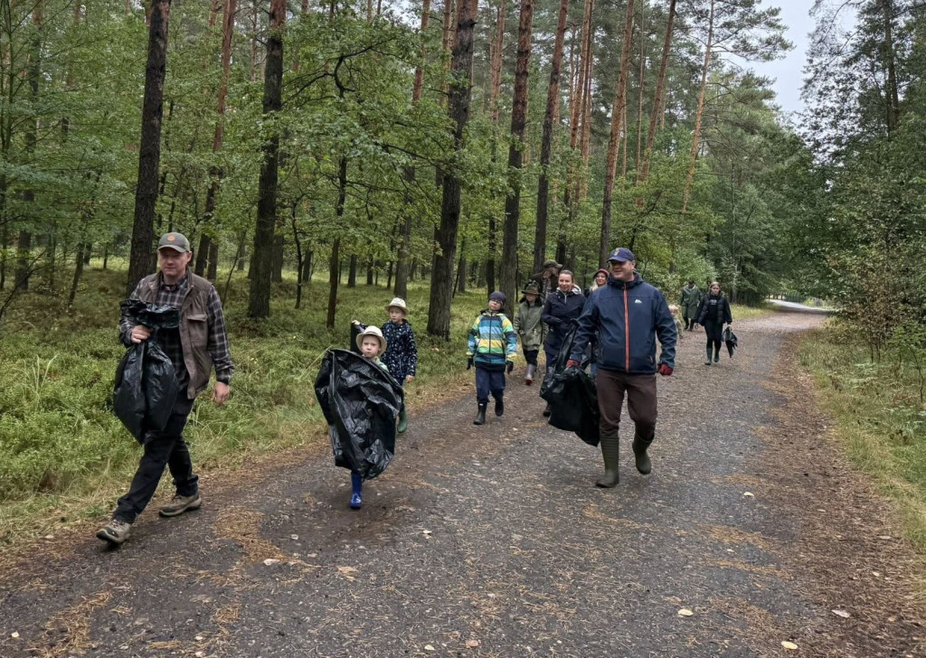 Pniowiec. Zebrali w lesie cztery kontenery śmieci
