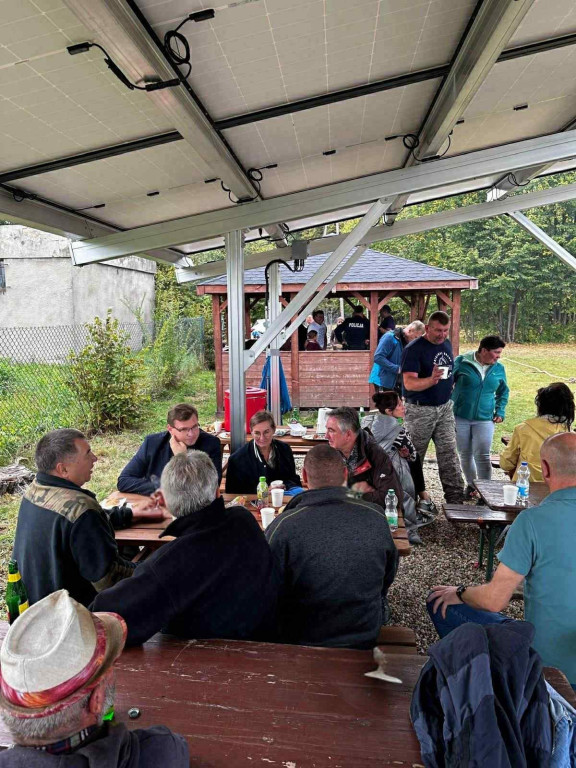 Pniowiec. Zebrali w lesie cztery kontenery śmieci