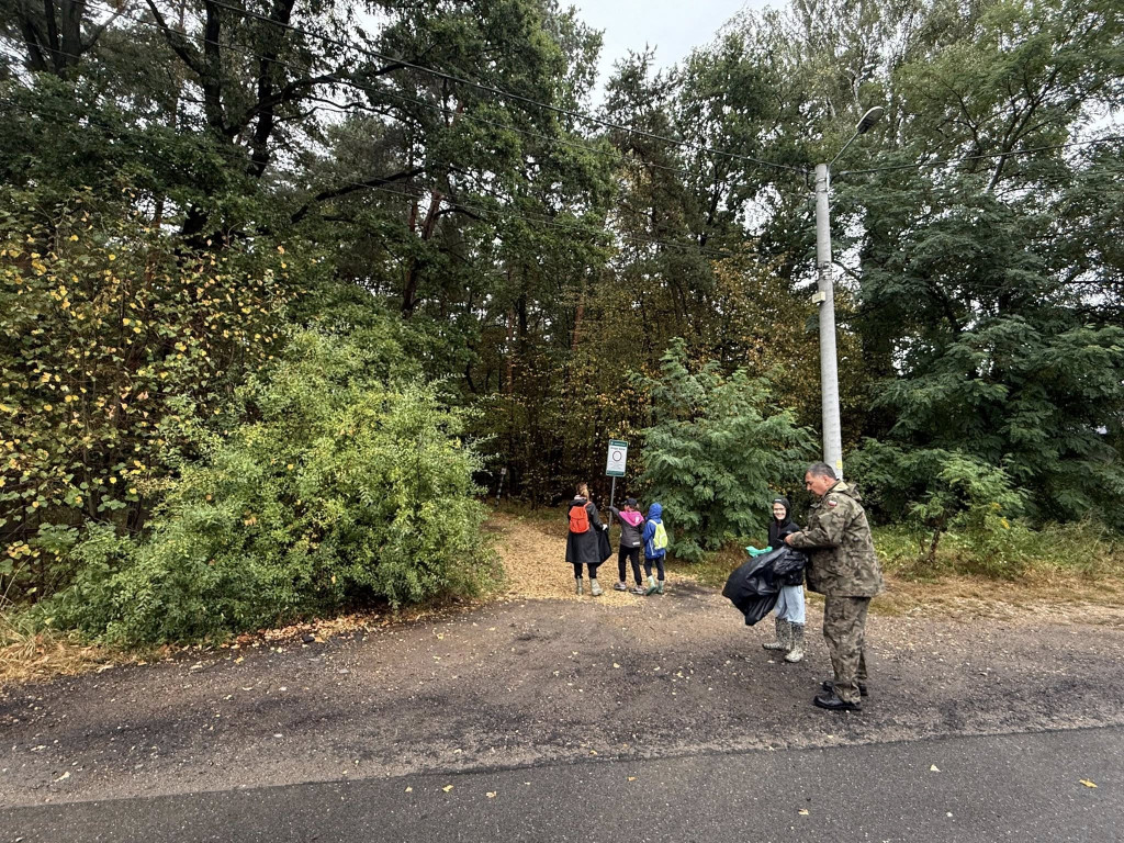 Pniowiec. Zebrali w lesie cztery kontenery śmieci