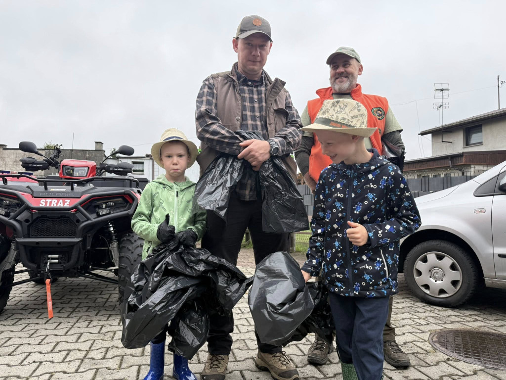 Pniowiec. Zebrali w lesie cztery kontenery śmieci