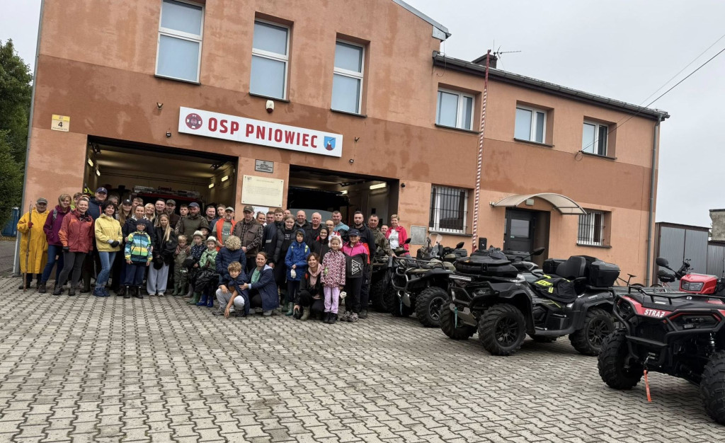 Pniowiec. Zebrali w lesie cztery kontenery śmieci