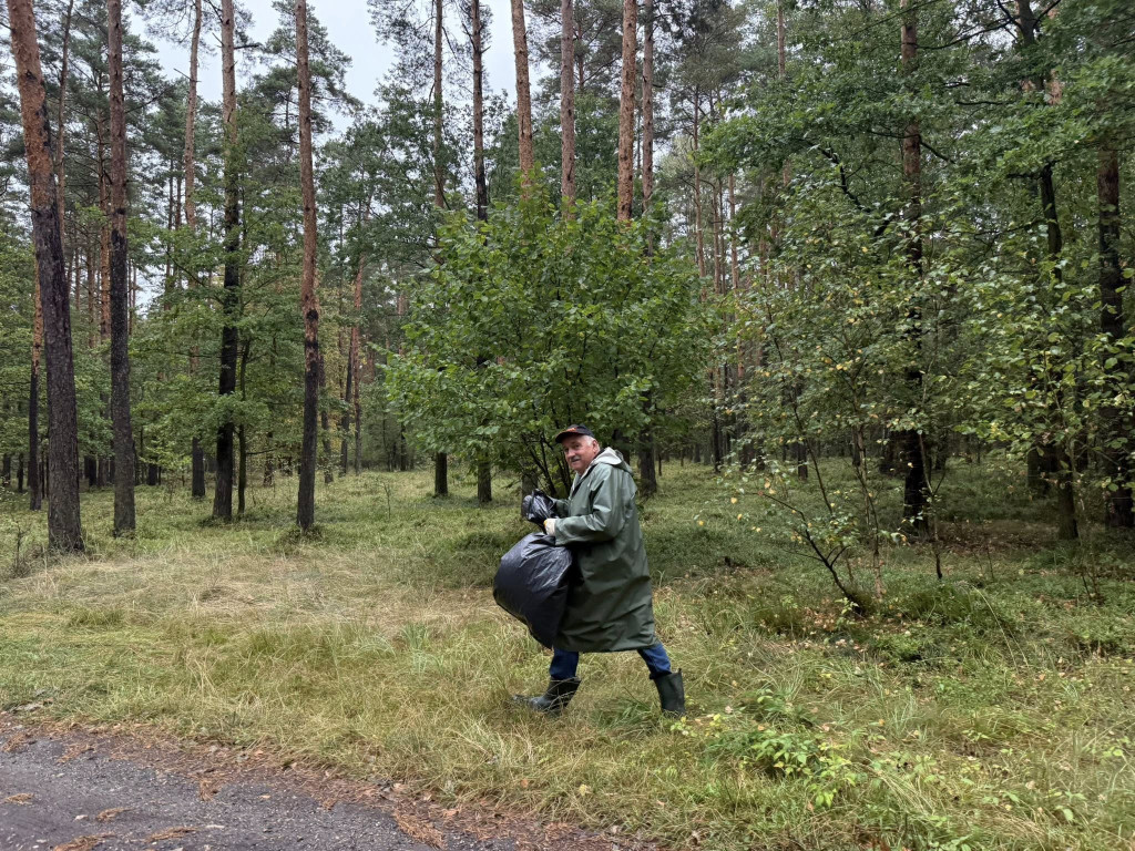 Pniowiec. Zebrali w lesie cztery kontenery śmieci