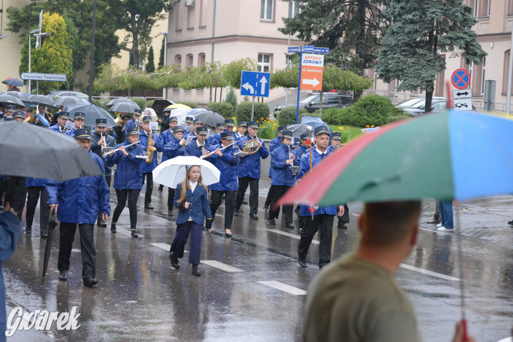 Gwarki 2025. Pochód w deszczu (cz. historyczna)