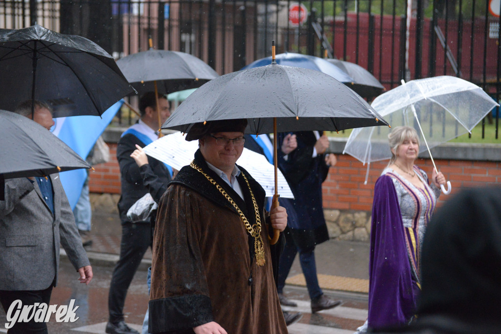 Gwarki 2025. Pochód w deszczu (cz. historyczna)