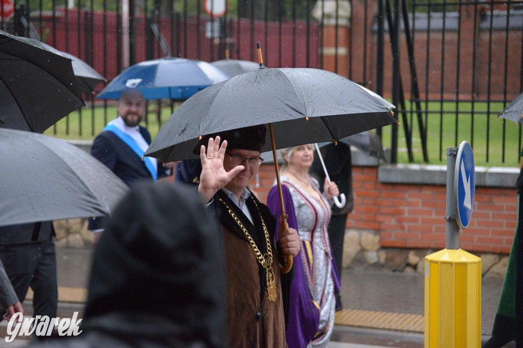 Gwarki 2025. Pochód w deszczu (cz. historyczna)