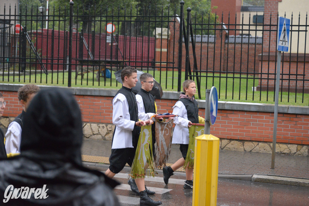 Gwarki 2025. Pochód w deszczu (cz. historyczna)