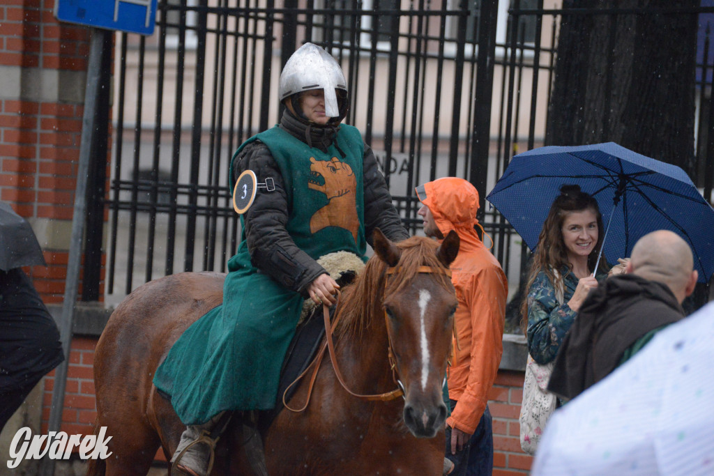 Gwarki 2025. Pochód w deszczu (cz. historyczna)