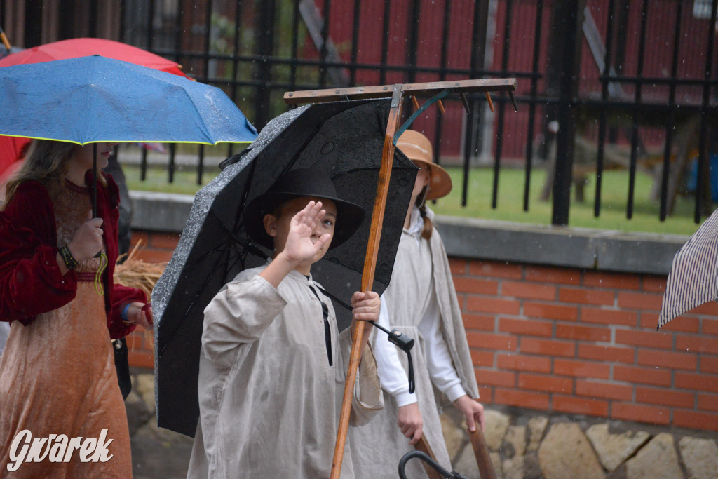 Gwarki 2025. Pochód w deszczu (cz. historyczna)