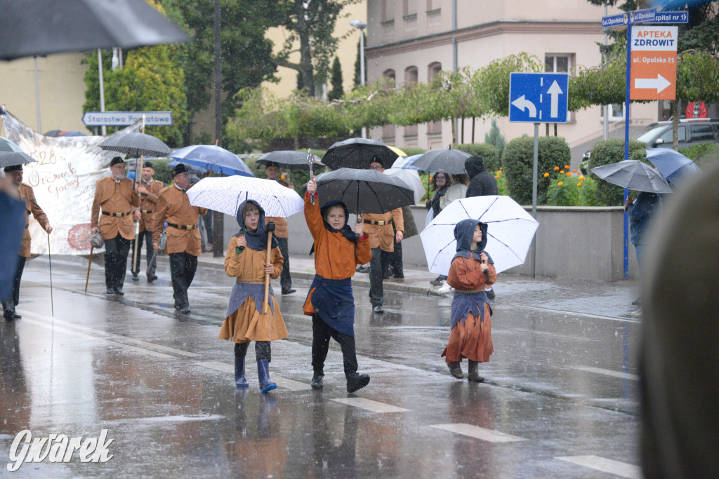 Gwarki 2025. Pochód w deszczu (cz. historyczna)