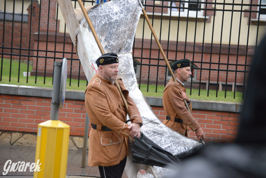 Gwarki 2025. Pochód w deszczu (cz. historyczna)