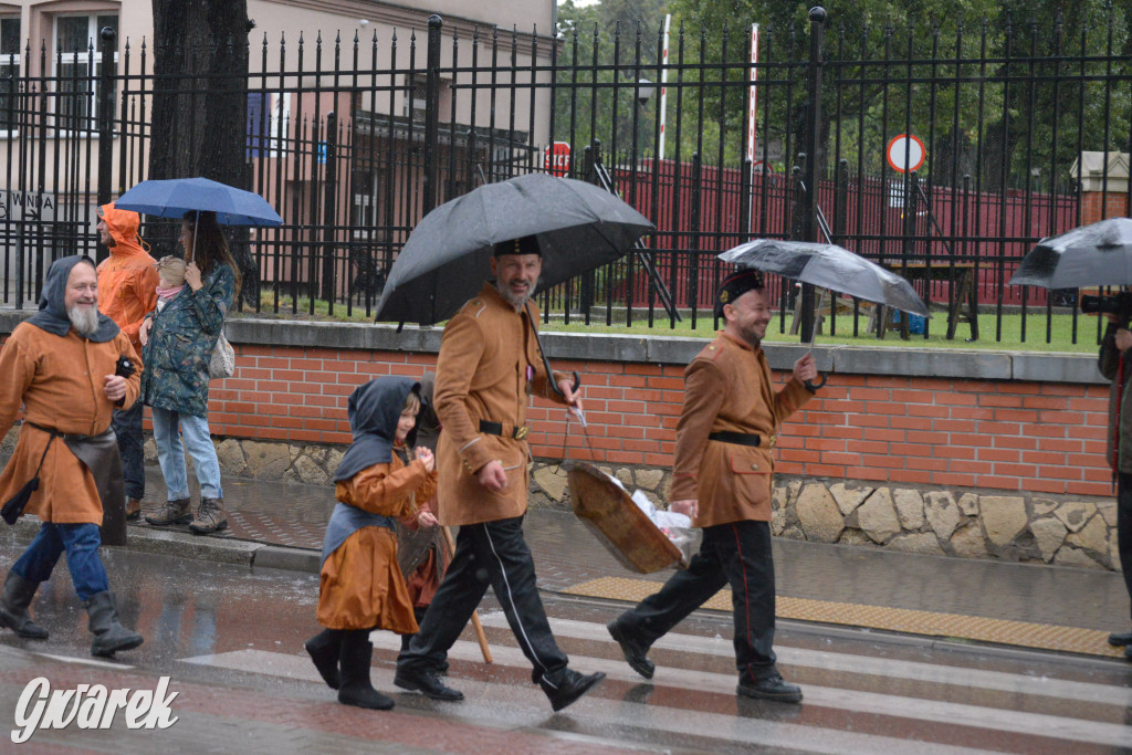 Gwarki 2025. Pochód w deszczu (cz. historyczna)