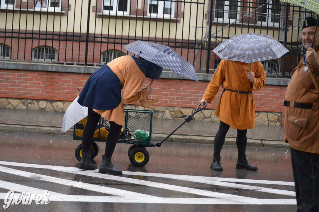 Gwarki 2025. Pochód w deszczu (cz. historyczna)