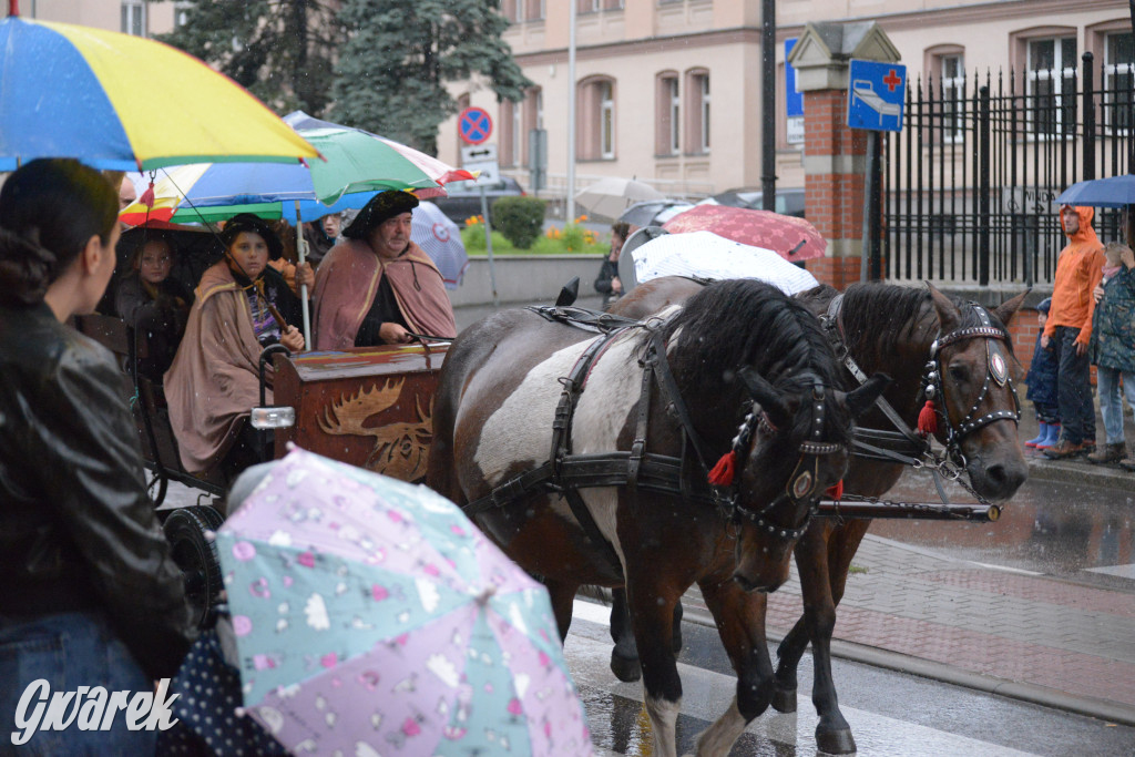 Gwarki 2025. Pochód w deszczu (cz. historyczna)
