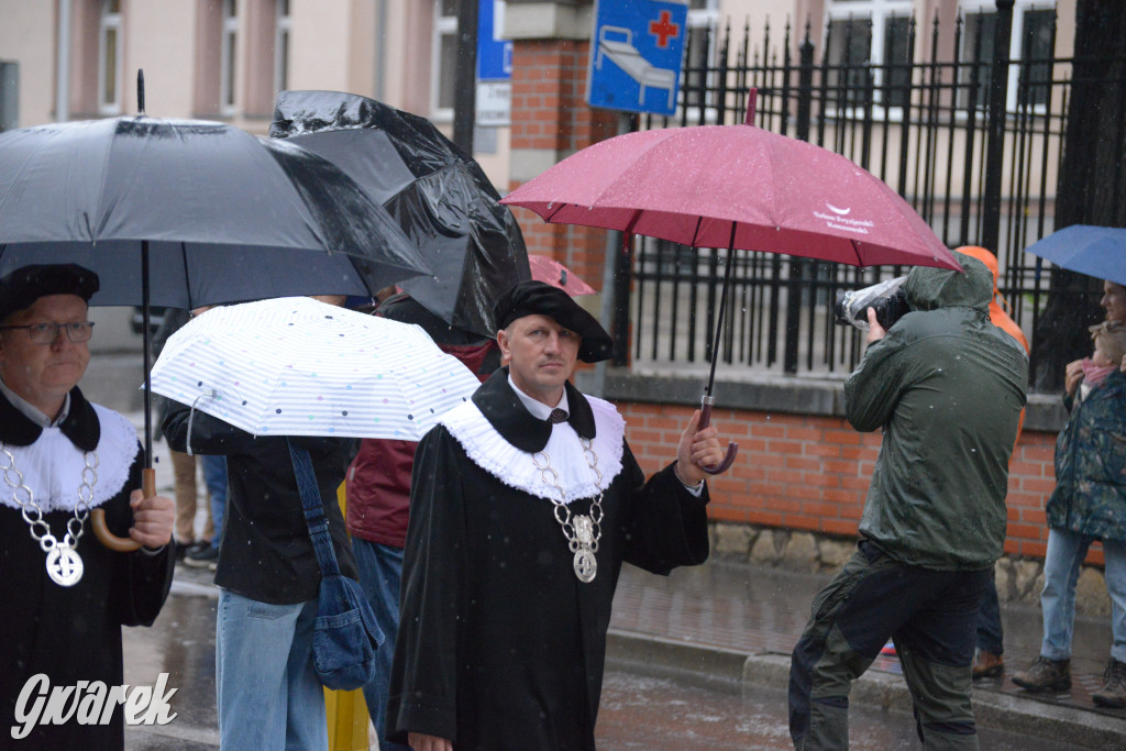 Gwarki 2025. Pochód w deszczu (cz. historyczna)