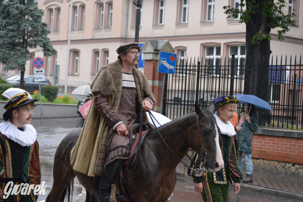 Gwarki 2025. Pochód w deszczu (cz. historyczna)