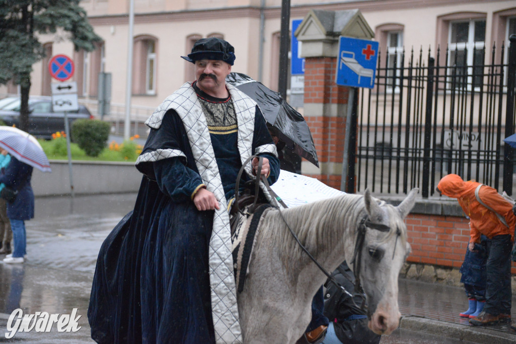 Gwarki 2025. Pochód w deszczu (cz. historyczna)