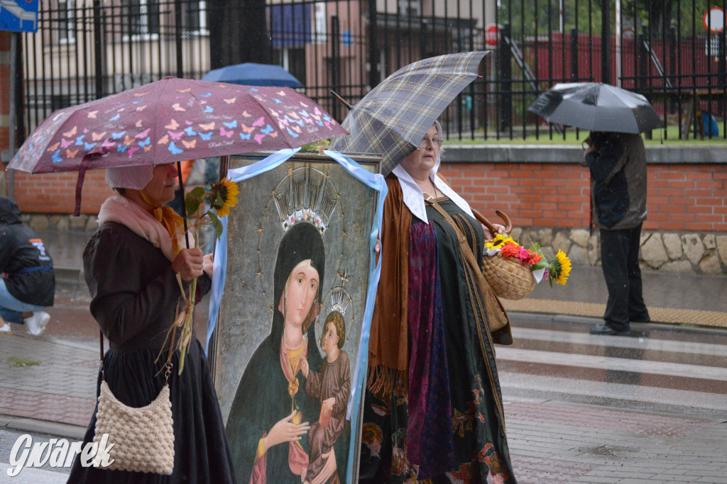 Gwarki 2025. Pochód w deszczu (cz. historyczna)