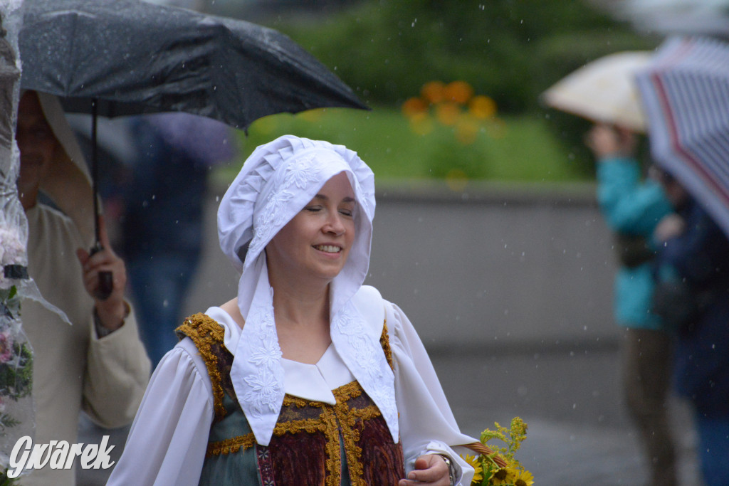 Gwarki 2025. Pochód w deszczu (cz. historyczna)