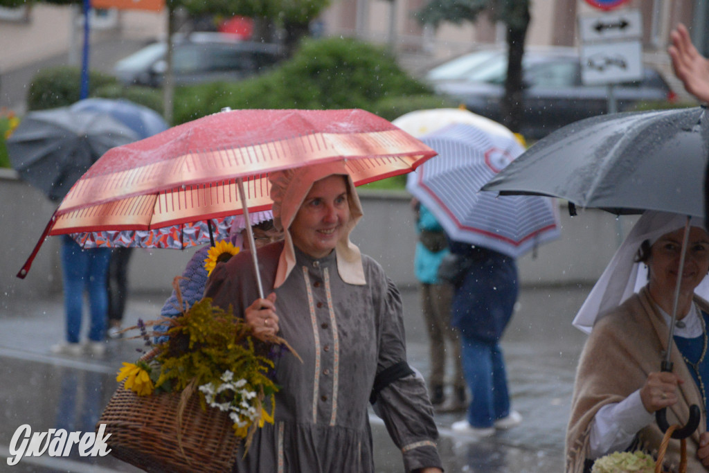 Gwarki 2025. Pochód w deszczu (cz. historyczna)