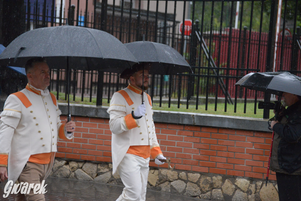 Gwarki 2025. Pochód w deszczu (cz. historyczna)