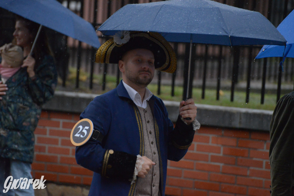 Gwarki 2025. Pochód w deszczu (cz. historyczna)