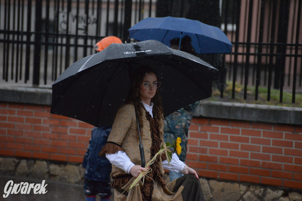 Gwarki 2025. Pochód w deszczu (cz. historyczna)