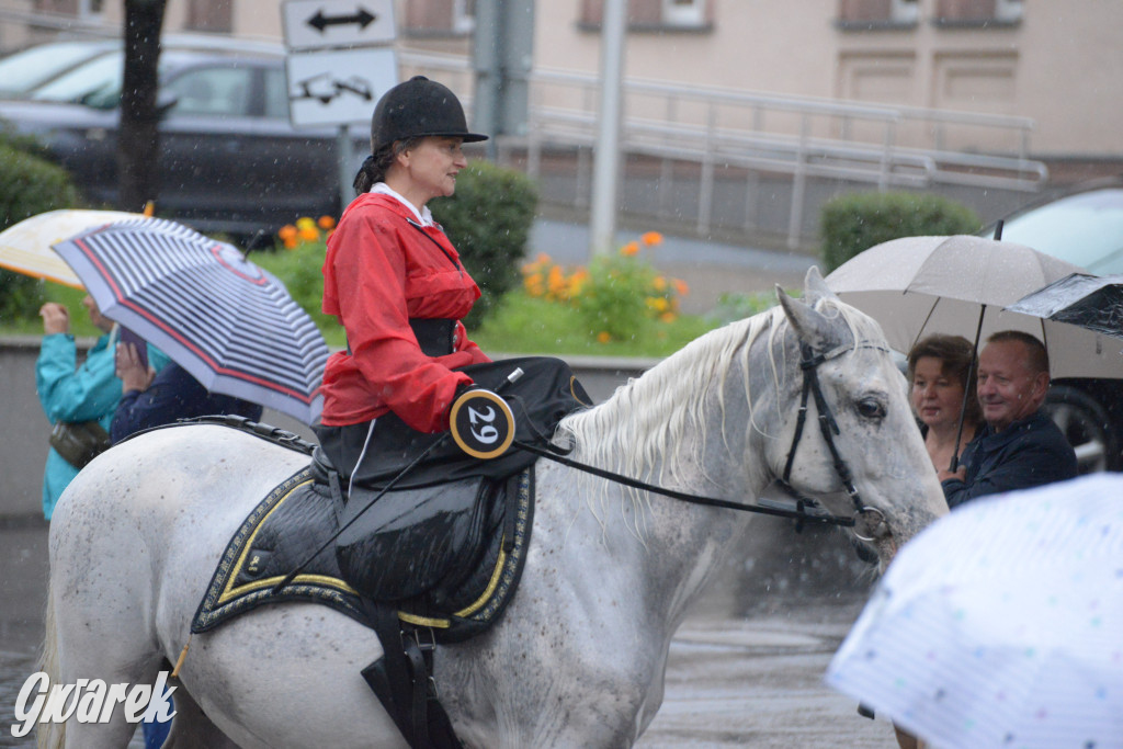 Gwarki 2025. Pochód w deszczu (cz. historyczna)