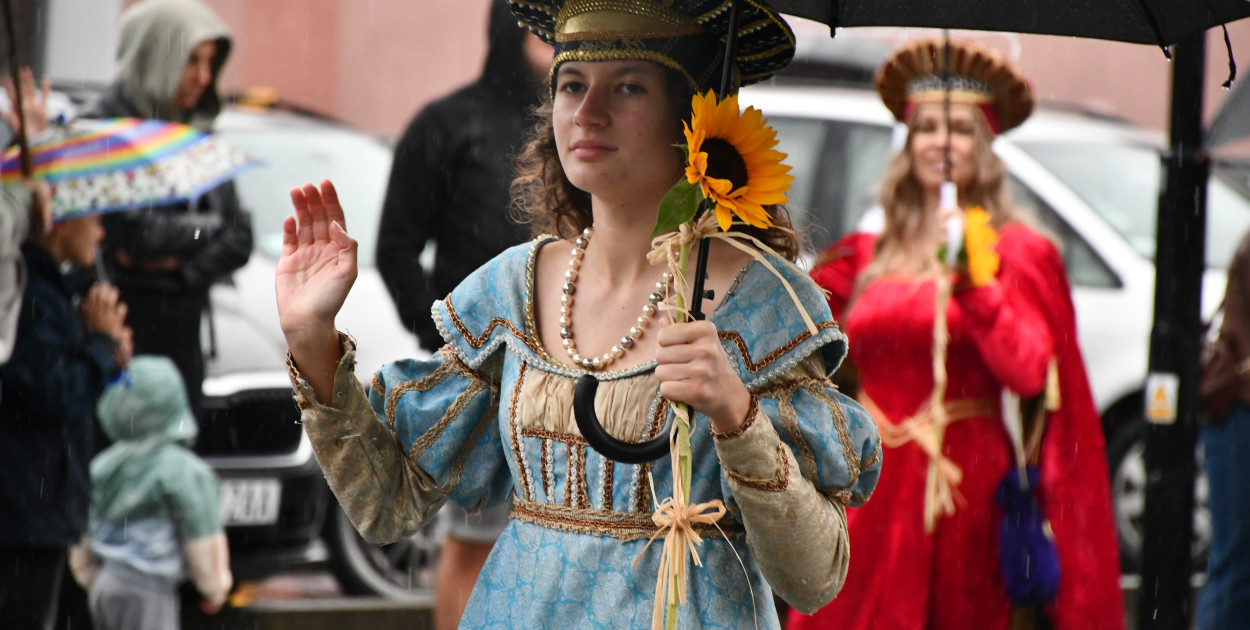 Z parasolami, w kurtkach przeciwdeszczowych  [FOTO]