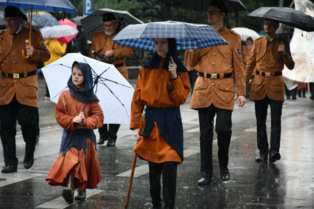 Z parasolami, w kurtkach przeciwdeszczowych  [FOTO]