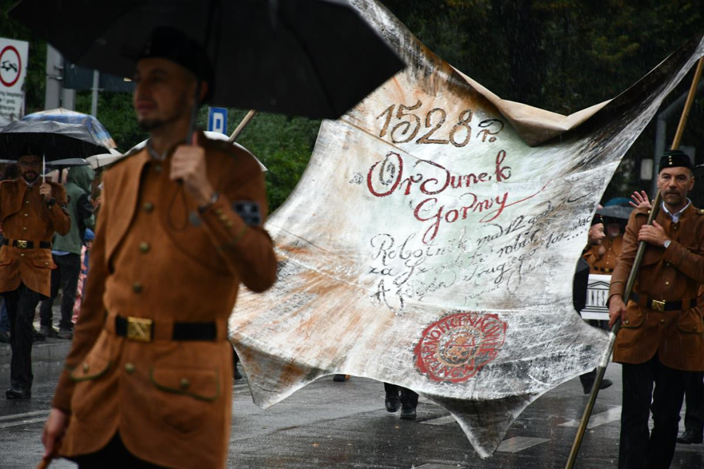 Z parasolami, w kurtkach przeciwdeszczowych  [FOTO]