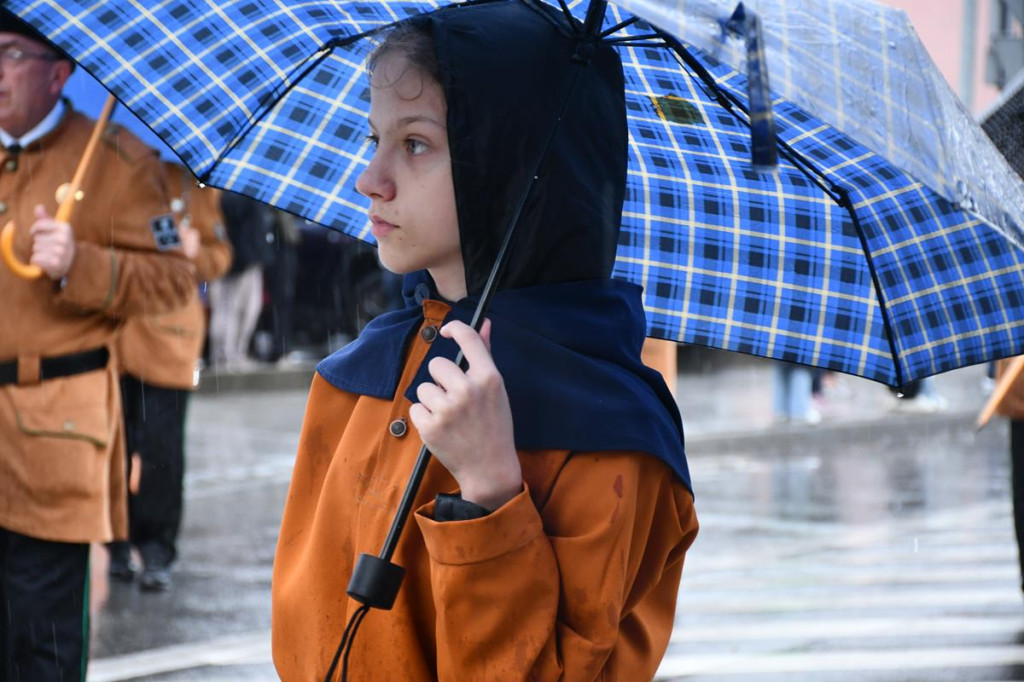 Z parasolami, w kurtkach przeciwdeszczowych  [FOTO]