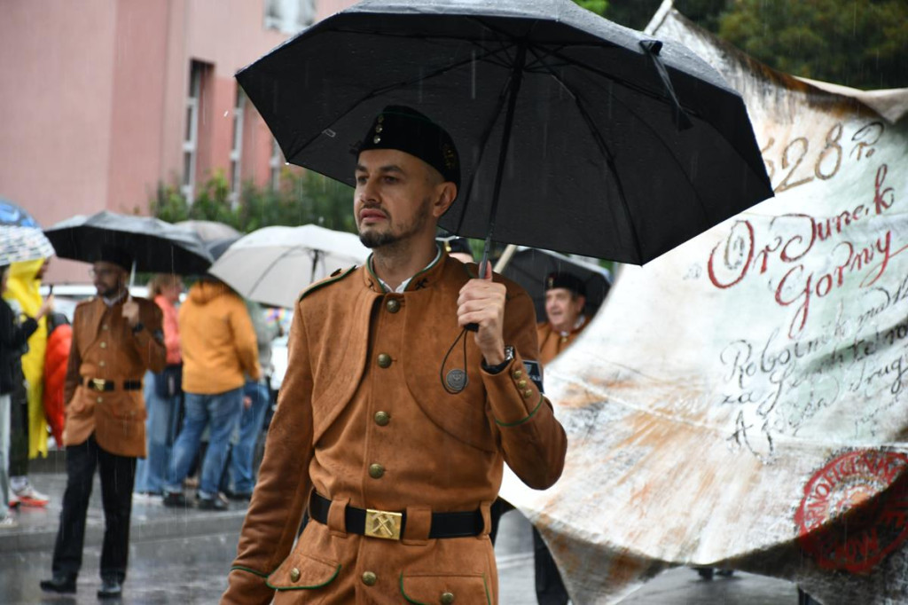 Z parasolami, w kurtkach przeciwdeszczowych  [FOTO]