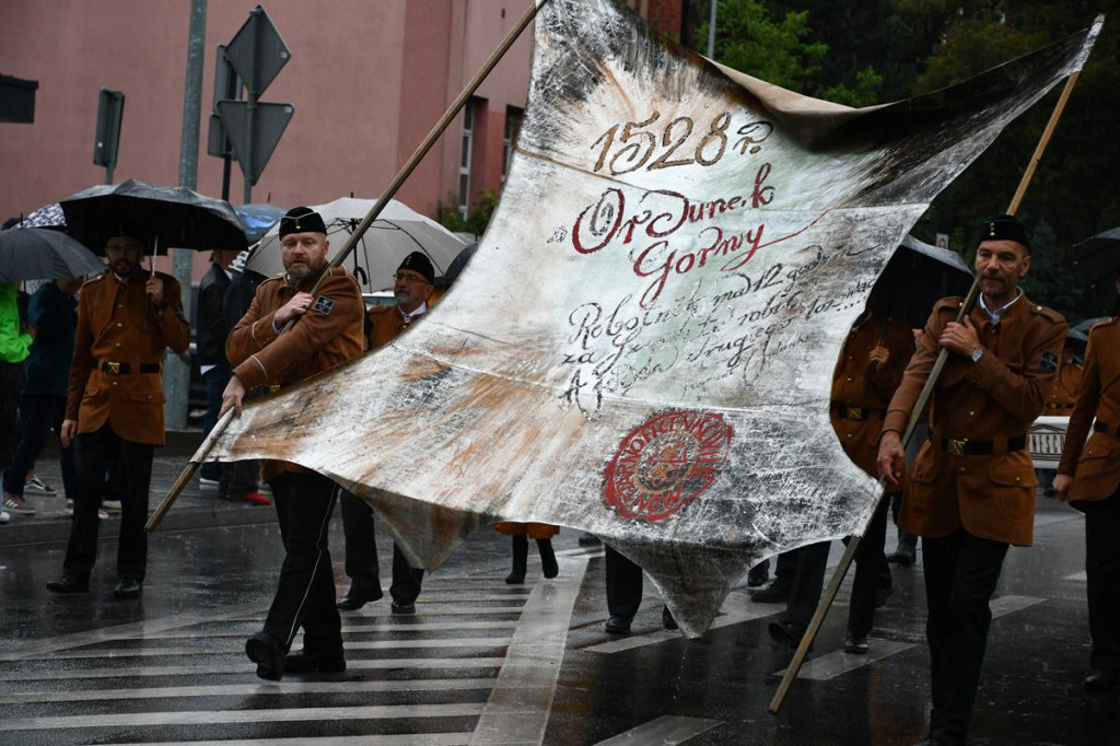 Z parasolami, w kurtkach przeciwdeszczowych  [FOTO]