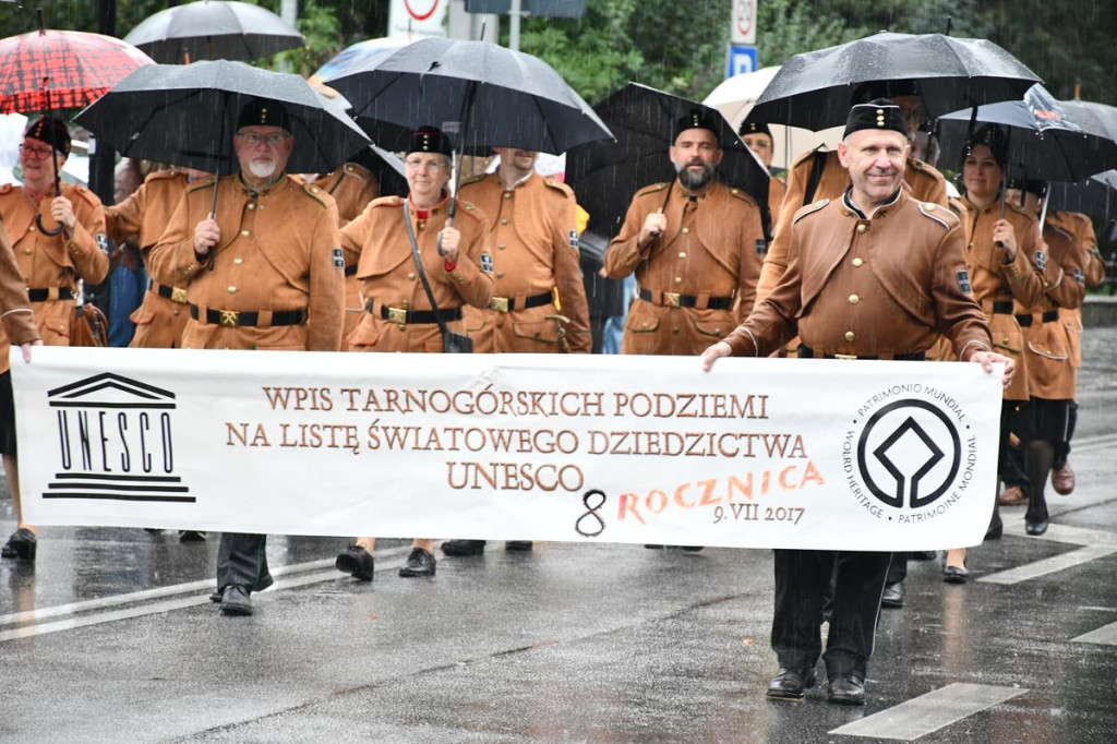 Z parasolami, w kurtkach przeciwdeszczowych  [FOTO]