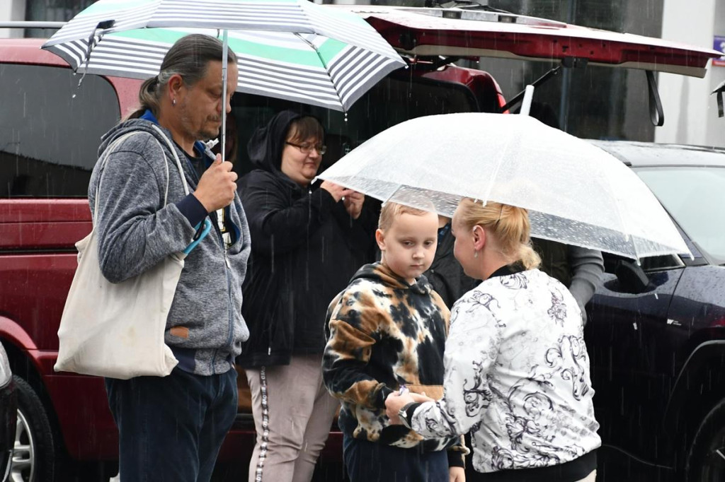 Z parasolami, w kurtkach przeciwdeszczowych  [FOTO]