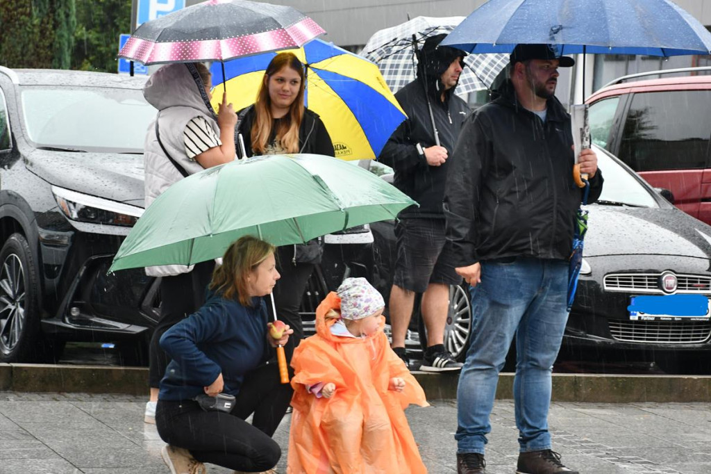 Z parasolami, w kurtkach przeciwdeszczowych  [FOTO]