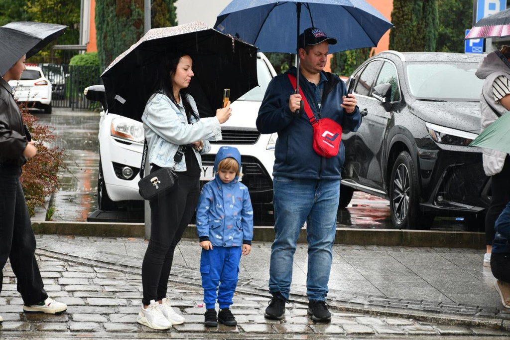 Z parasolami, w kurtkach przeciwdeszczowych  [FOTO]